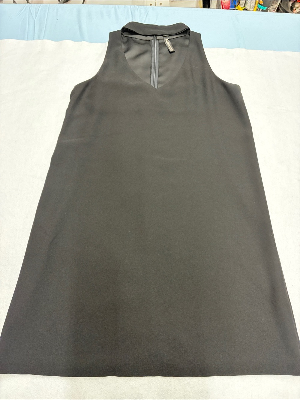 Design Lab Lord & Taylor Black Sleeveless V‑Neck Shift Midi Dress